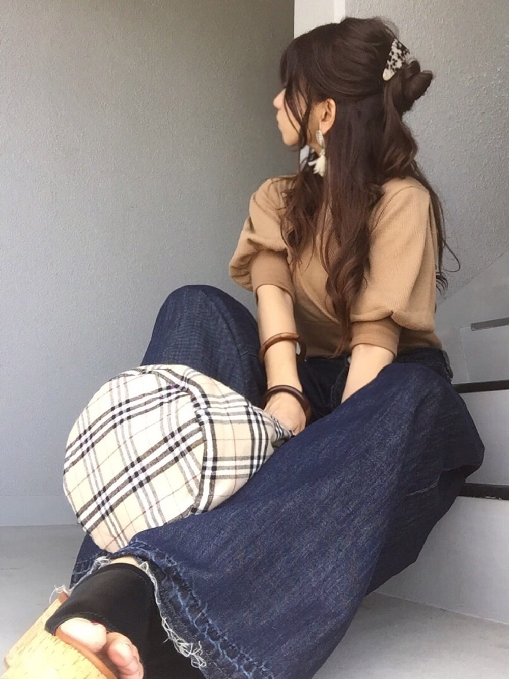 「秋服準備はじめました、シンプルコーデ、パンツスタイル、大人コーデ、お洒落さんとつながりたい、デニム、カジュアル、ママコーデ、ママファッション」｜「ETRE TOKYOのパフスリーブサーマルトップス（Tシャツ/カットソー、イエロー系）」を使った、cheryさん（レディース・156cm）の秋コーディネートの1枚目の写真