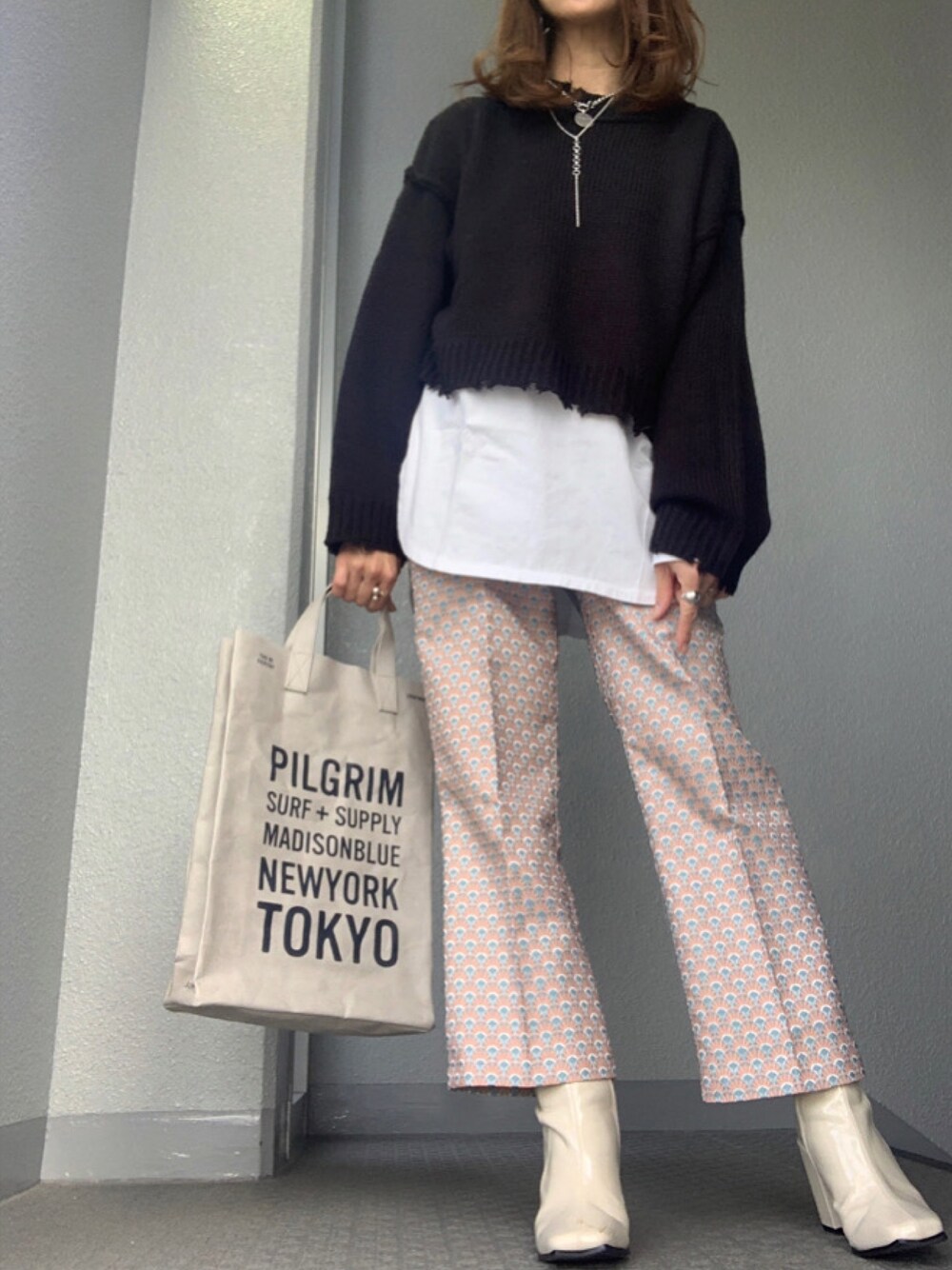 「休日スタイル、大人カジュアル、楽チンコーデ、今日のコーデ、ショート丈ニット、ダメージニット、柄パンツ、ペーパーバッグ、ホワイトブーツ、白ブーツ」｜「rectangleのダメージクロップドニット（ニット/セーター、ブラック系）」を使った、cheryさん（レディース・156cm）の冬コーディネートの1枚目の写真