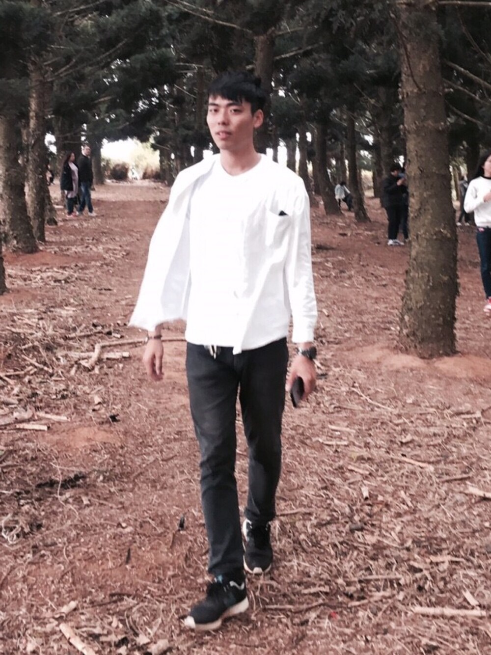 「Taiwan、Taichung、forest」｜「NEW BALANCEのアイテム（スニーカー、ブラック系）」を使った、AudricHsuさん（メンズ・179cm）の春コーディネートの1枚目の写真