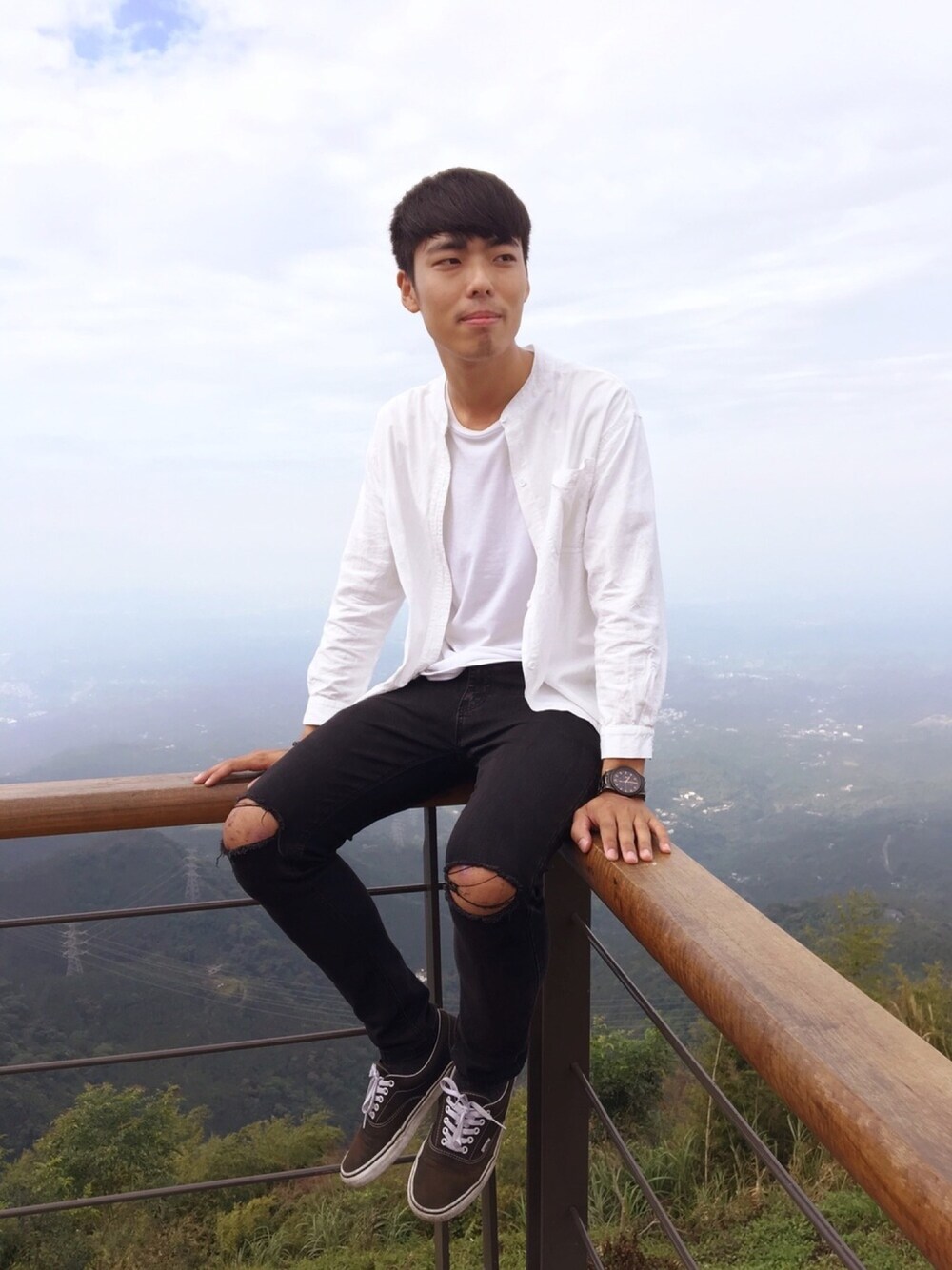 「Taiwan」｜「VANSのアイテム（その他シューズ、ブラック系）」を使った、AudricHsuさん（メンズ・179cm）の秋コーディネートの1枚目の写真