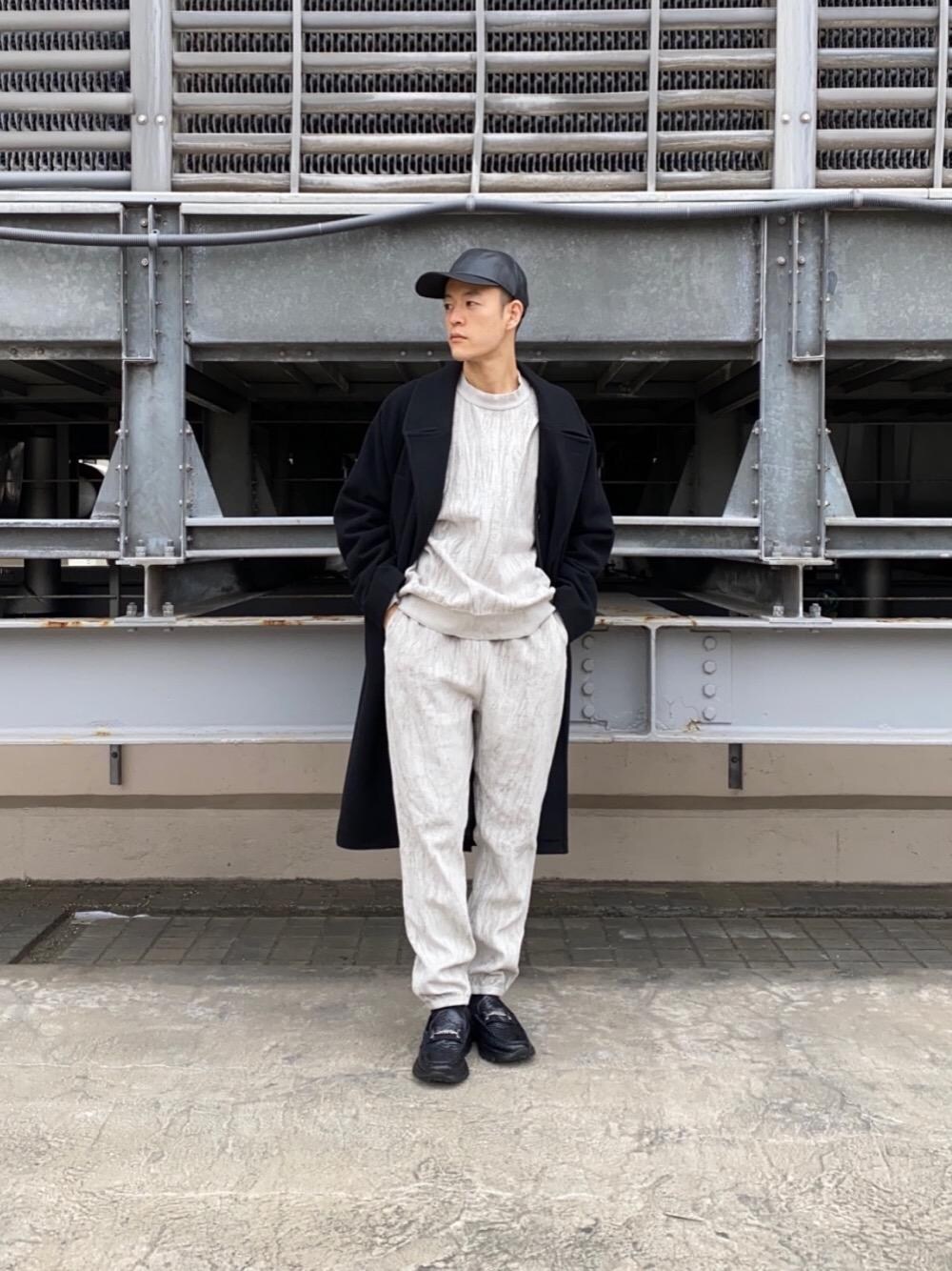 「スウェットパンツ、セットアップ、メルトンコート、unitedarrows、ローファーコーデ、monkeytime、beautyandyouth」｜「MONKEY TIMEの＜monkey time＞ FAUX LTHR PL/CAP/キャップ（ハット、ブラック系）」を使った、Tomohiro Gunjiさん（メンズ・172cm）の冬コーディネートの1枚目の写真