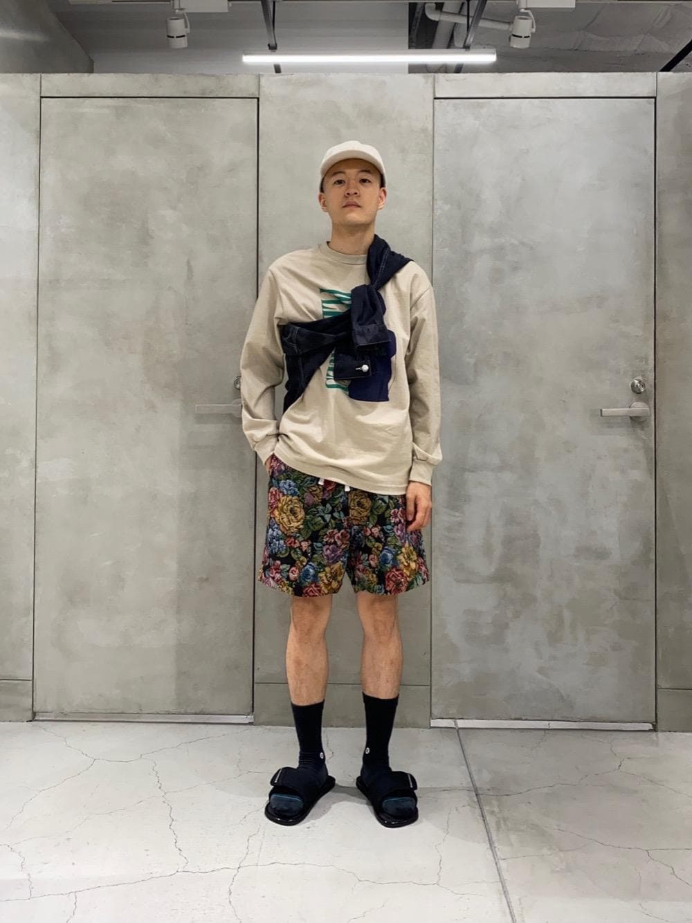 「unitedarrows、monkeytime、beautyandyouth、pleasures、eytys」｜「MONKEY TIMEの＜monkey time＞ KATURAGI TRACK JACKET/トラックジャケット（ブルゾン、ブラック系）」を使った、Tomohiro Gunjiさん（メンズ・172cm）の春コーディネートの1枚目の写真