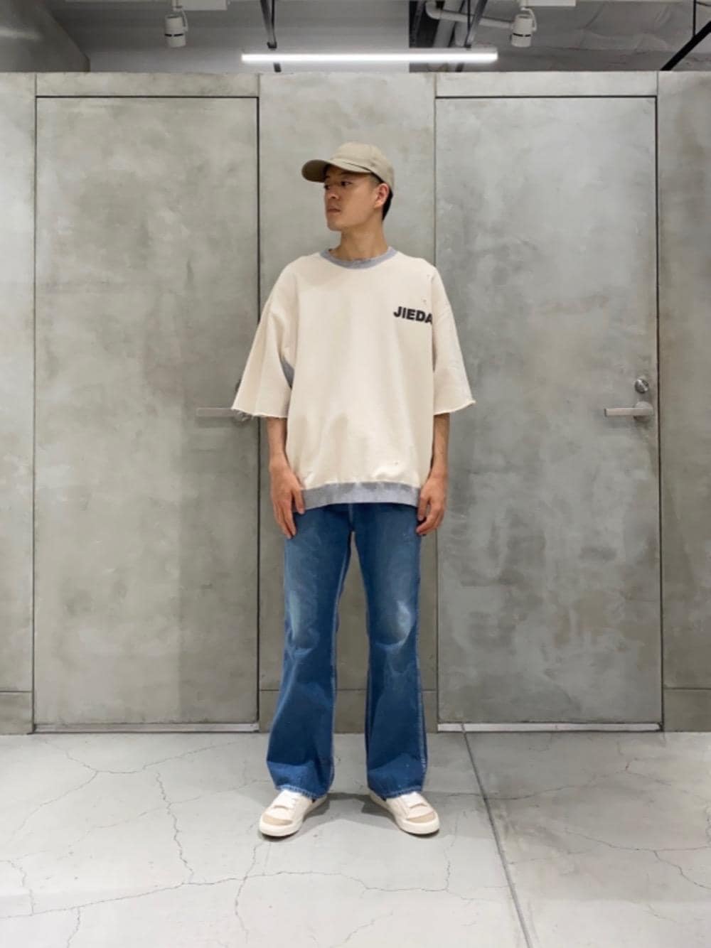 「jieda、unitedarrows、monkeytime、beautyandyouth」｜「Jiedaの＜JieDa × monkey time＞ SWEAT SSL/ショートスリーブスウェット（Tシャツ/カットソー、ベージュ系）」を使った、Tomohiro Gunjiさん（メンズ・172cm）の春コーディネートの1枚目の写真