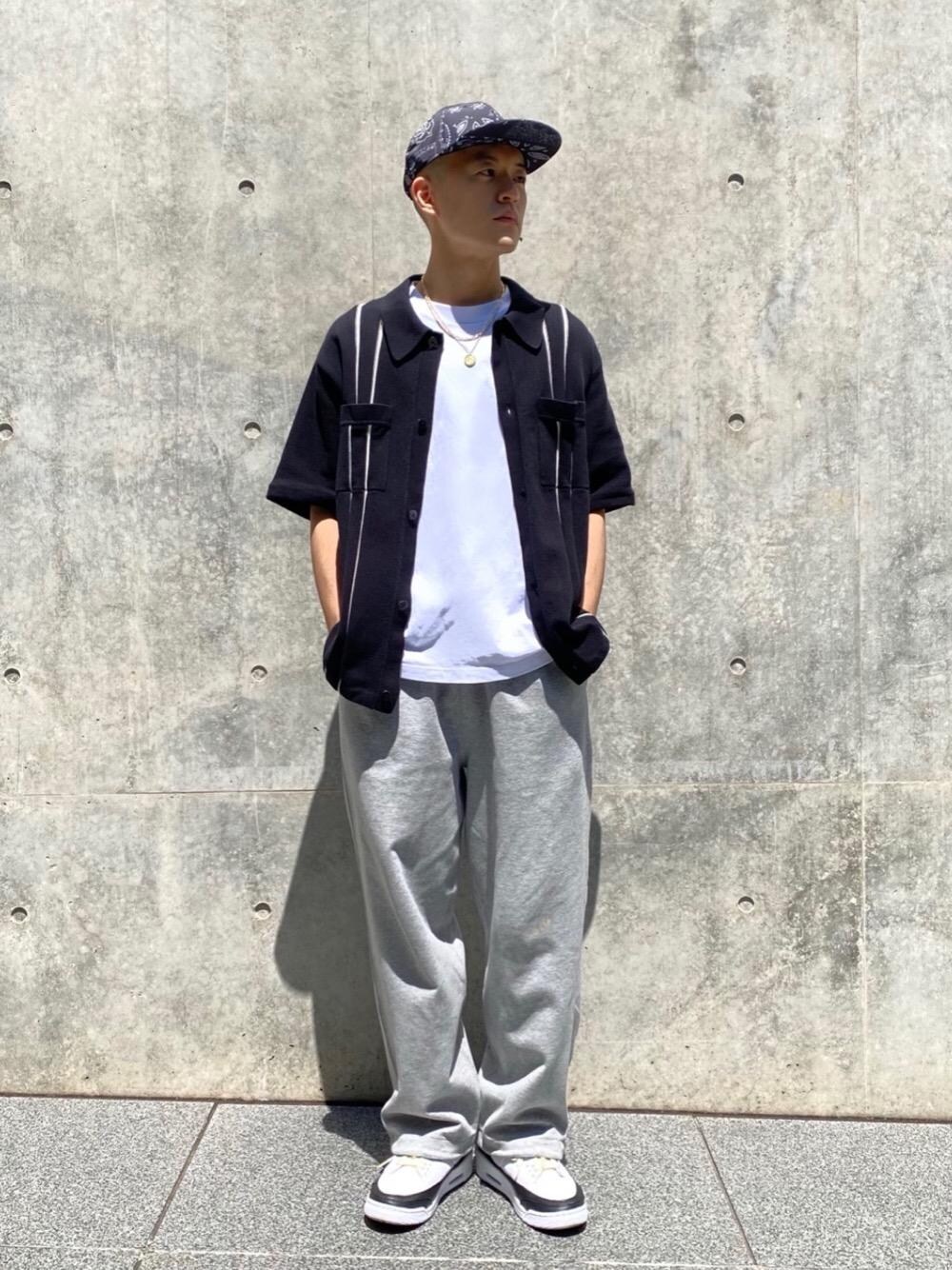 「スウェットパンツ、maple、STAMPD、unitedarrows、monkeytime、beautyandyouth」｜「Mapleの＜MAPLE × monkey time＞ COIN NECKLACE/ネックレス（ネックレス、シルバー系）」を使った、Tomohiro Gunjiさん（メンズ・172cm）の春コーディネートの1枚目の写真