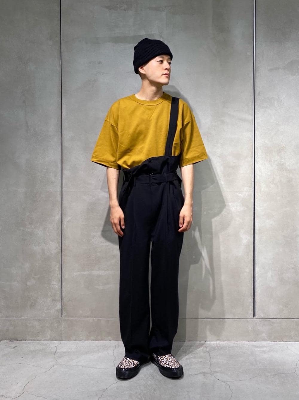「ハイウエストパンツ、サスペンダーパンツ、unitedarrows、monkeytime、articlenumber、beautyandyouth」｜「Nine Tailorの＜NINE TAILOR＞ BOWIEA BEANIE/ビーニー（ニットキャップ/ビーニー、ブラック系）」を使った、Tomohiro Gunjiさん（メンズ・172cm）の春コーディネートの1枚目の写真