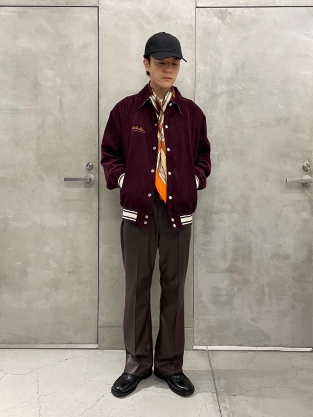 「unitedarrows、monkeytime、バーシティジャケット、beautyandyouth、スカーフコーデ、WRANGLER」｜「MONKEY TIMEの＜monkey time＞ SOLID TWILL PL CAP/キャップ（キャップ、ブラック系）」を使った、Tomohiro Gunjiさん（メンズ・172cm）の秋コーディネートの1枚目の写真