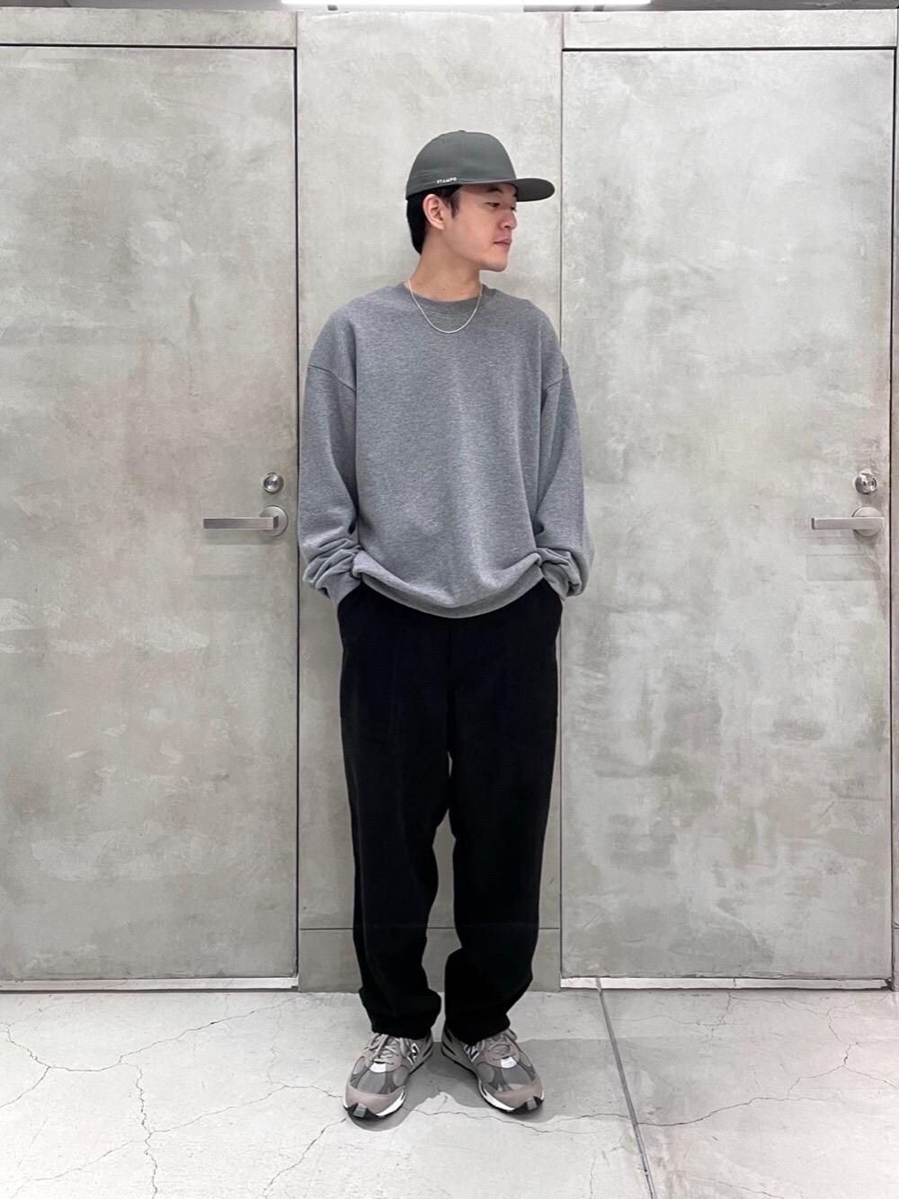 「コーデュロイパンツ、unitedarrows、monkeytime、MAGICSTICK、スウェットコーデ、beautyandyouth、abugarcia、newbalance991、isness」｜「MAGIC STICKの＜MAGIC STICK＞ THE CORE IDEAL CN/スウェット（スウェット、グレー系）」を使った、Tomohiro Gunjiさん（メンズ・172cm）の秋コーディネートの1枚目の写真