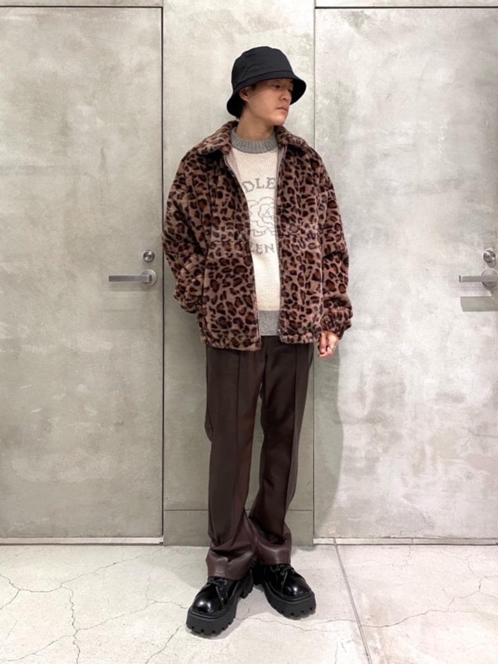 「レオパード柄、ファーブルゾン、レザーパンツ、PENDLETON、unitedarrows、monkeytime、ニットコーデ、ファーアウター、beautyandyouth、eytys」｜「MONKEY TIMEの＜monkey time＞ BUCKET HAT/バケットハット（ハット、ブラック系）」を使った、Tomohiro Gunjiさん（メンズ・172cm）の秋コーディネートの1枚目の写真