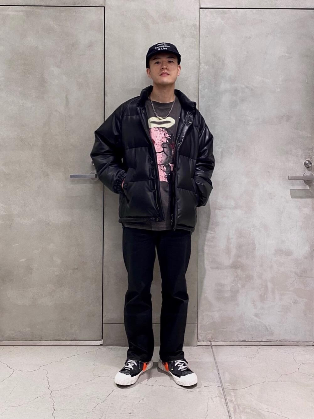 「デニムコーデ、unitedarrows、ストリートファッション、monkeytime、beautyandyouth、レザーダウンジャケット、pleasures」｜「MONKEY TIMEの＜monkey time＞ COATED DNM 5P/デニムパンツ（デニムパンツ、ブラック系）」を使った、Tomohiro Gunjiさん（メンズ・172cm）の冬コーディネートの1枚目の写真
