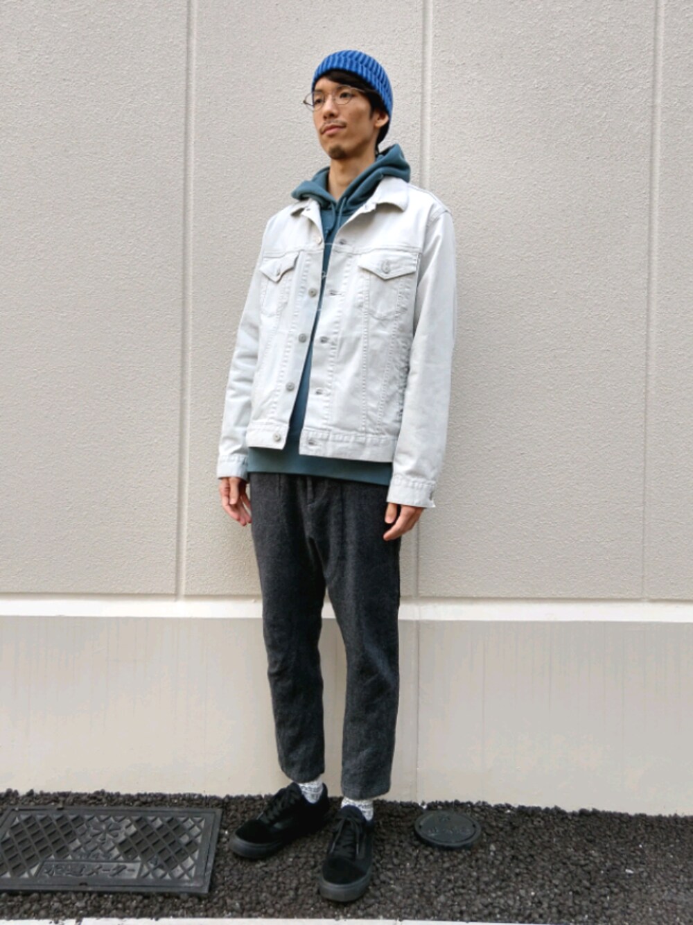 日本の髪型のアイデア 50 白デニムジャケット コーデ メンズ