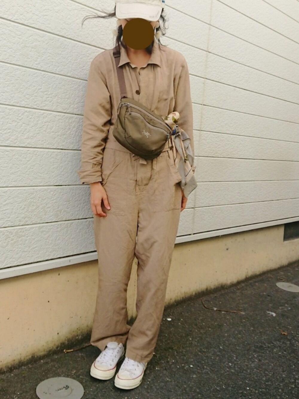 「ゆるコーデ、カジュアル、アウトドアスタイル、converse、ウエストポーチ、ジャンプスーツ、つなぎ、ボイラースーツ、ベージュ」｜「vintage スカーフのアイテム（バンダナ/スカーフ、ベージュ系）」を使った、ｻﾁｺ_#31さん（レディース・159cm）の秋コーディネートの1枚目の写真