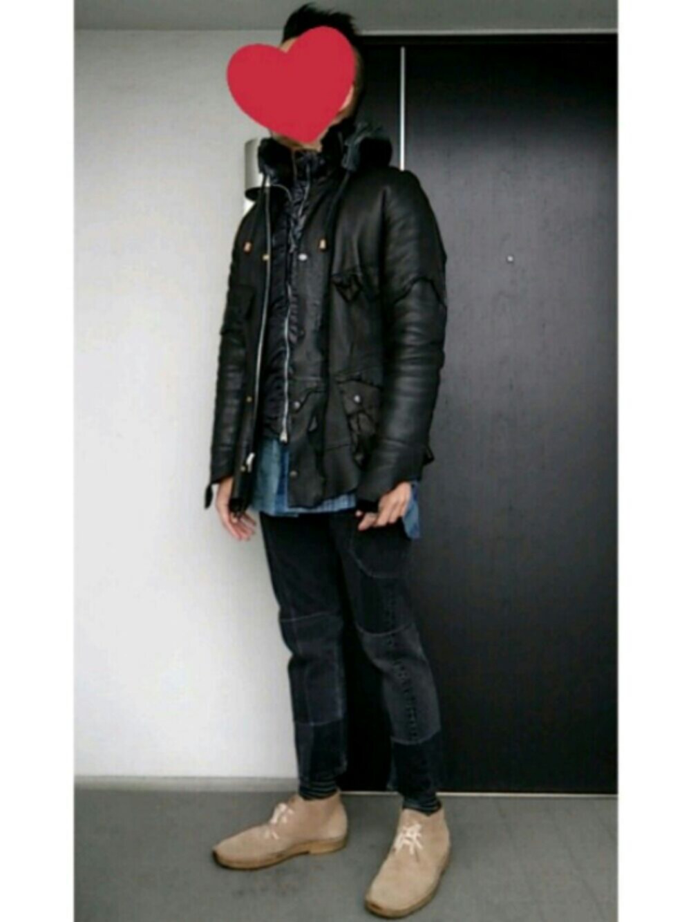 ブラック系のその他アウター、ブラック系のデニムパンツ、ブラック系のダウンジャケット/コートを着用したメンズの春コーディネートの1枚目の写真