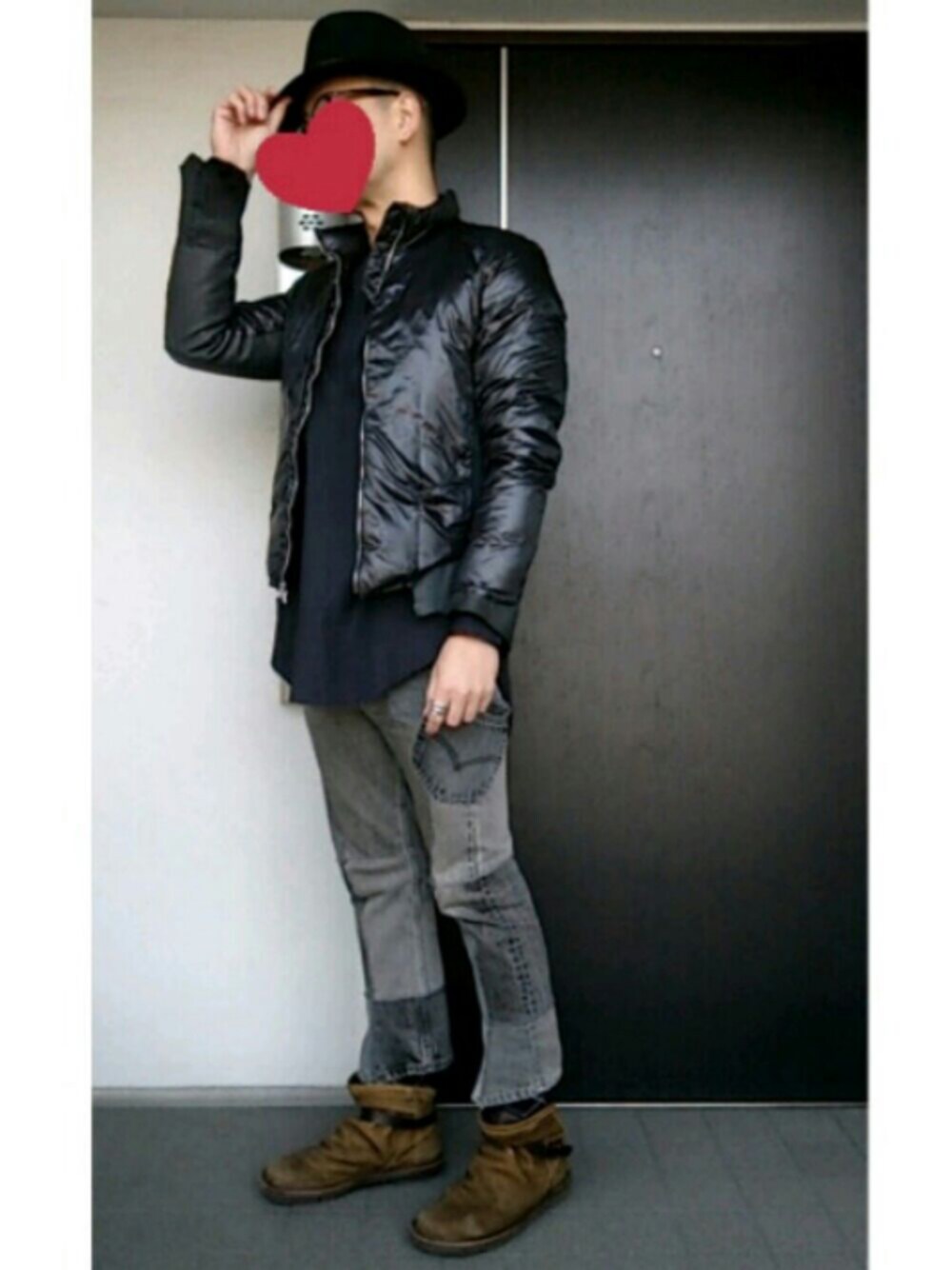 「休日スタイル、カジュアル、ハット、デニム、めがね、ブーツ、ダウンジャケット、TAKAHIROMIYASHITA The SoloIst. 」｜「trippenのアイテム（ブーツ、ブラウン系）」を使った、せ～たさん（メンズ・175cm）の春コーディネートの1枚目の写真