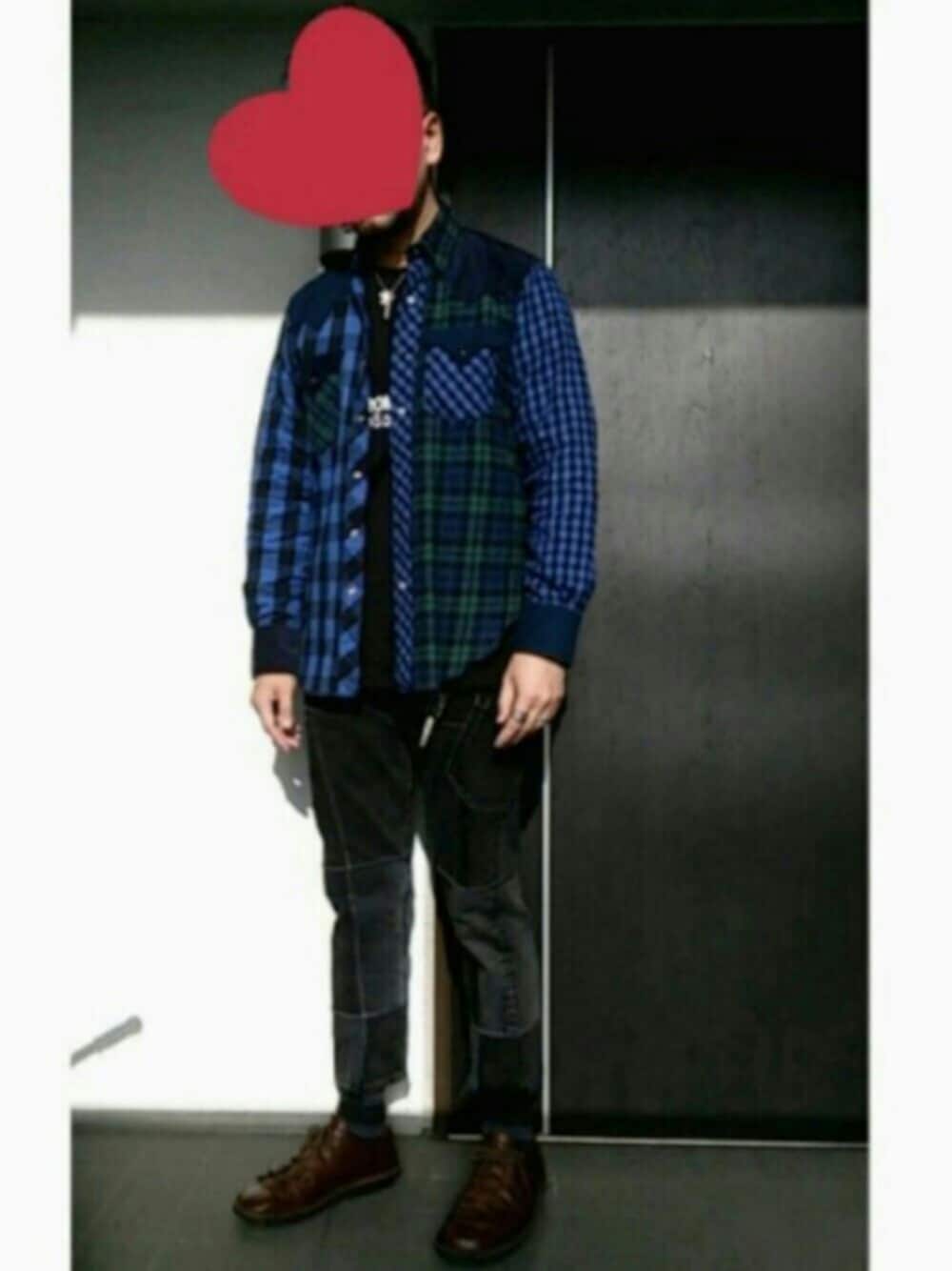 ブラック系のTシャツ/カットソー、ブラック系のデニムパンツ、ブラウン系のその他シューズを着用したメンズの春コーディネートの1枚目の写真