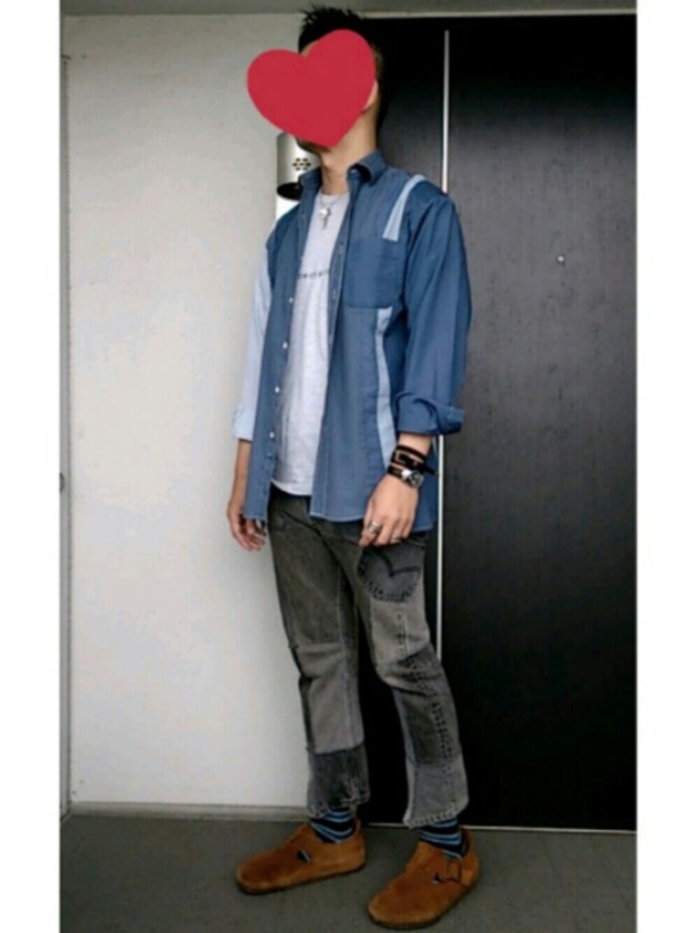 「休日スタイル、シンプル、夏コーデ、ネイビー、デニム、TAKAHIROMIYASHITA The SoloIst. 、NEEDLES、birkenstock、大人カジュアル」｜「TAKAHIROMIYASHITATheSoloIst.のアイテム（Tシャツ/カットソー、グレー系）」を使った、せ～たさん（メンズ・175cm）の春コーディネートの1枚目の写真