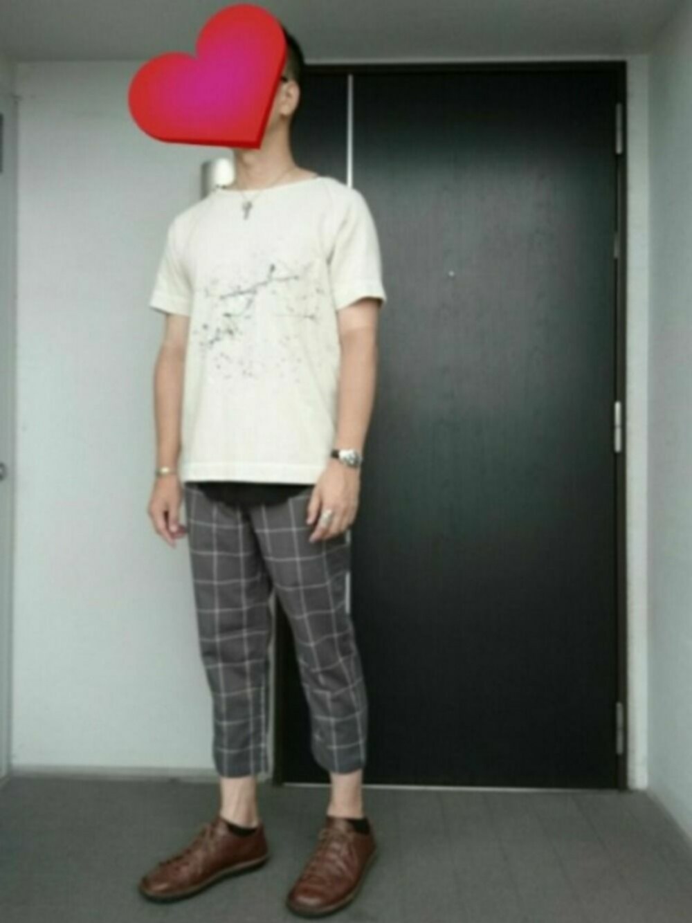 「シンプルコーデ、夏、オトナカジュアル、カジュアル、めがね、trippen、TAKAHIROMIYASHITA The SoloIst. 、Tシャツ」｜「TAKAHIROMIYASHITATheSoloIst.のアイテム（Tシャツ/カットソー、ベージュ系）」を使った、せ～たさん（メンズ・175cm）の夏コーディネートの1枚目の写真