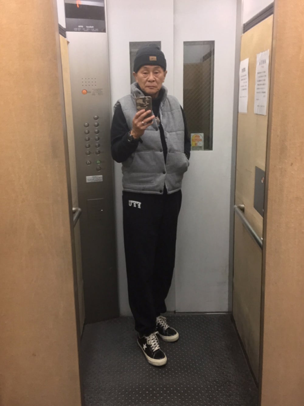 「ダウンベストスタイル」｜「Xihadidaiの起毛カジュアルダウンベスト（ベスト、グレー系）」を使った、K-Kenji⚾️さん（メンズ・174cm）の冬コーディネートの1枚目の写真