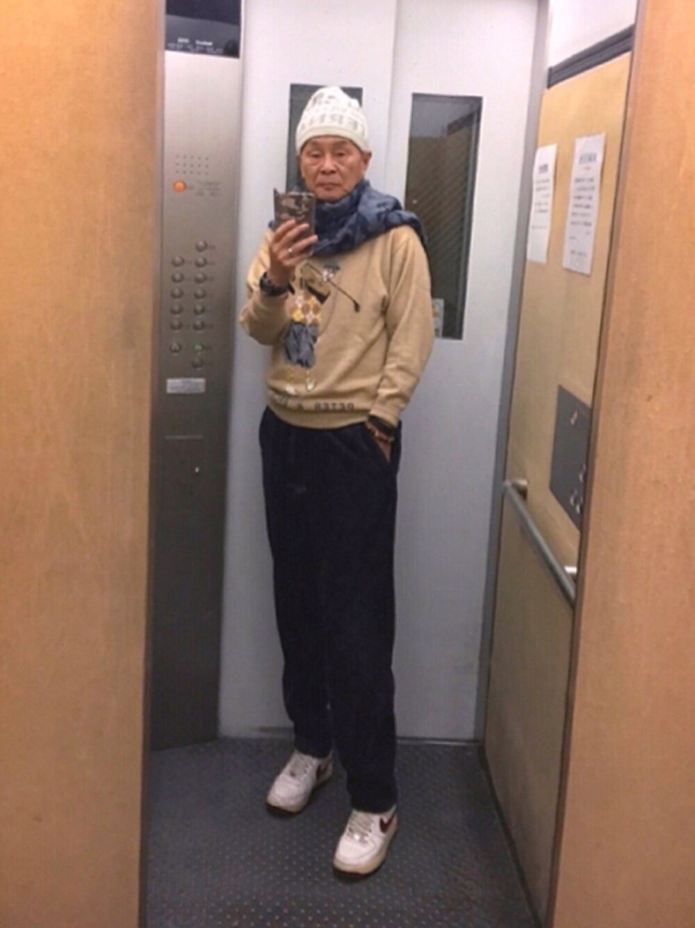 「ニットセーター、スエットパンツ」｜「Smith&telfordのスコットランド製 Smith&Telford ゴルフ カシミヤ ニット（ニット/セーター、ベージュ系）」を使った、K-Kenji⚾️さん（メンズ・174cm）の冬コーディネートの1枚目の写真