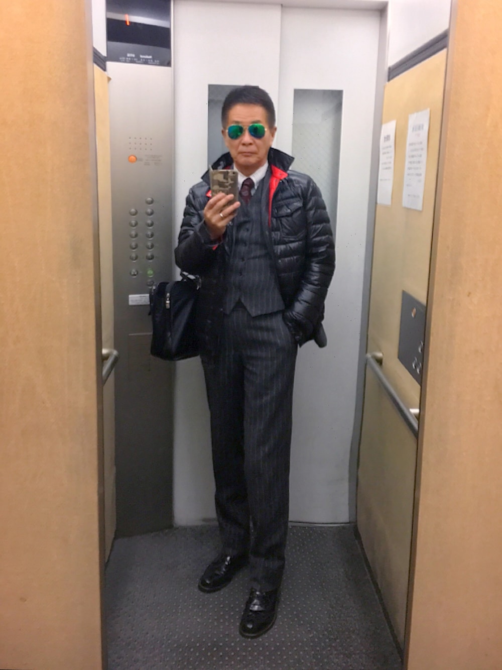 「出勤コーデ」｜「UNIVERSITY OF OXFORDの OXFORD CLASSIC 起毛ウールストライプ3ピース（スーツジャケット、グレー系）」を使った、K-Kenji⚾️さん（メンズ・174cm）の冬コーディネートの1枚目の写真