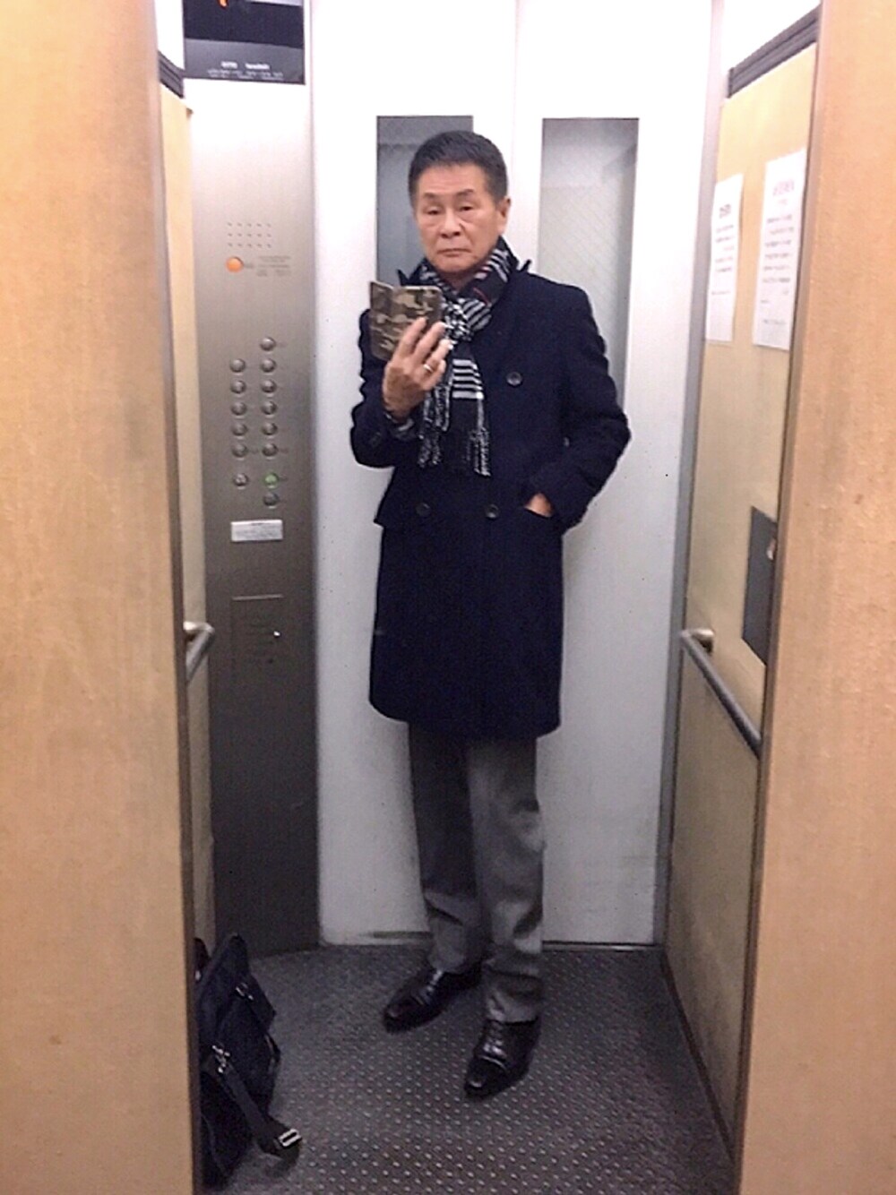 「ビジネススタイル」｜「FERRAGAMOのアイテム（ドレスシューズ、ブラック系）」を使った、K-Kenji⚾️さん（メンズ・174cm）の冬コーディネートの1枚目の写真