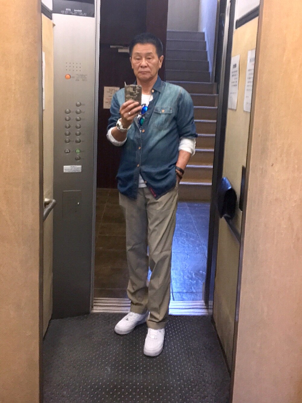 「デニムシャツ」｜「CONVERSEのアイテム（Tシャツ/カットソー、ホワイト系）」を使った、K-Kenji⚾️さん（メンズ・174cm）の春コーディネートの1枚目の写真