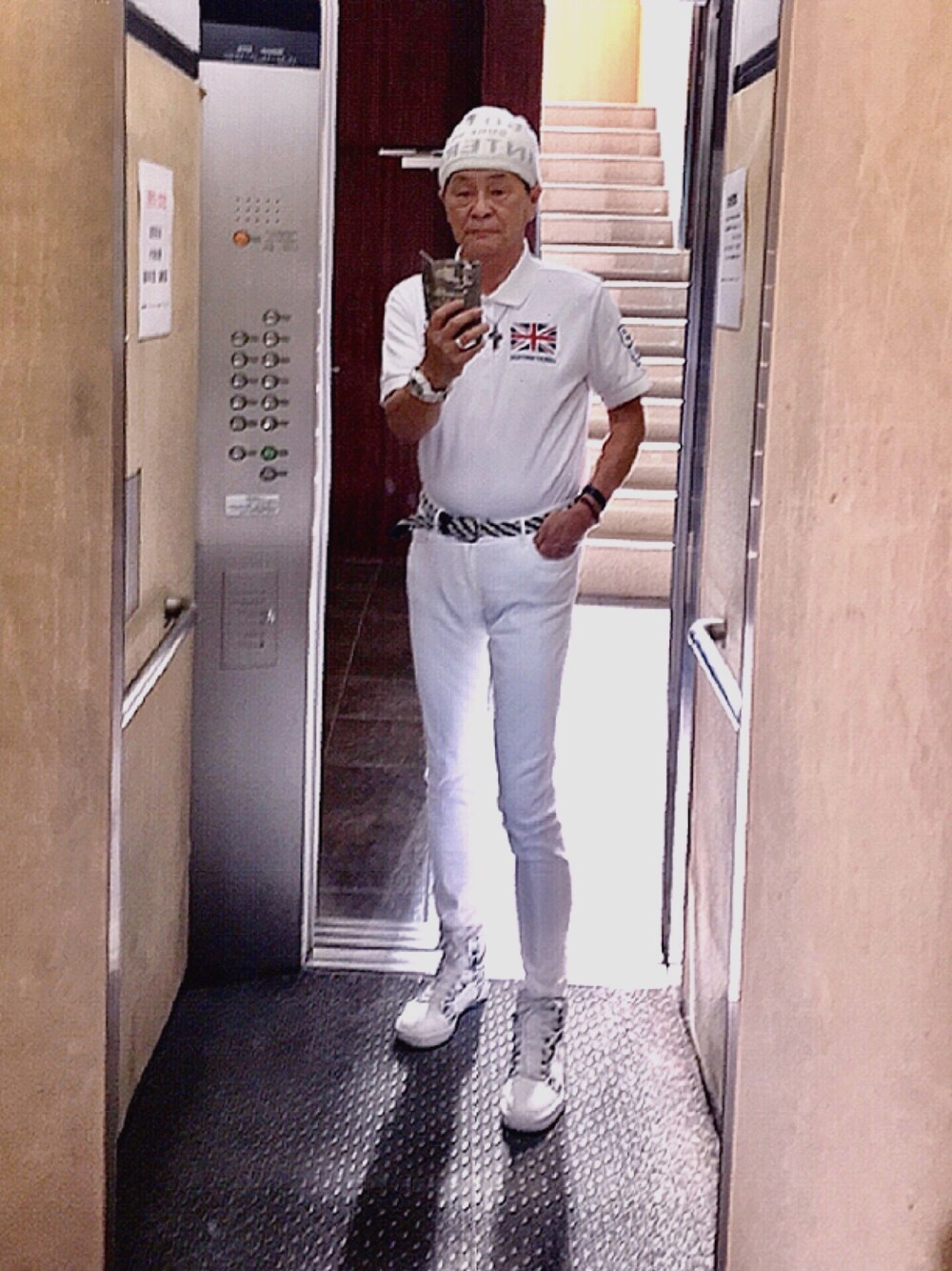 「スポーツミックス」｜「UNIQLOのWOMEN ウルトラストレッチジーンズA（デニムパンツ、ホワイト系）」を使った、K-Kenji⚾️さん（メンズ・174cm）の春コーディネートの1枚目の写真