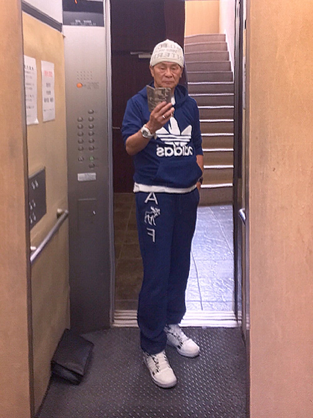 「パーカー」｜「Abercrombie&Fitchのアバクロロゴマークスェットパンツ（その他パンツ、ブルー系）」を使った、K-Kenji⚾️さん（メンズ・174cm）の夏コーディネートの1枚目の写真