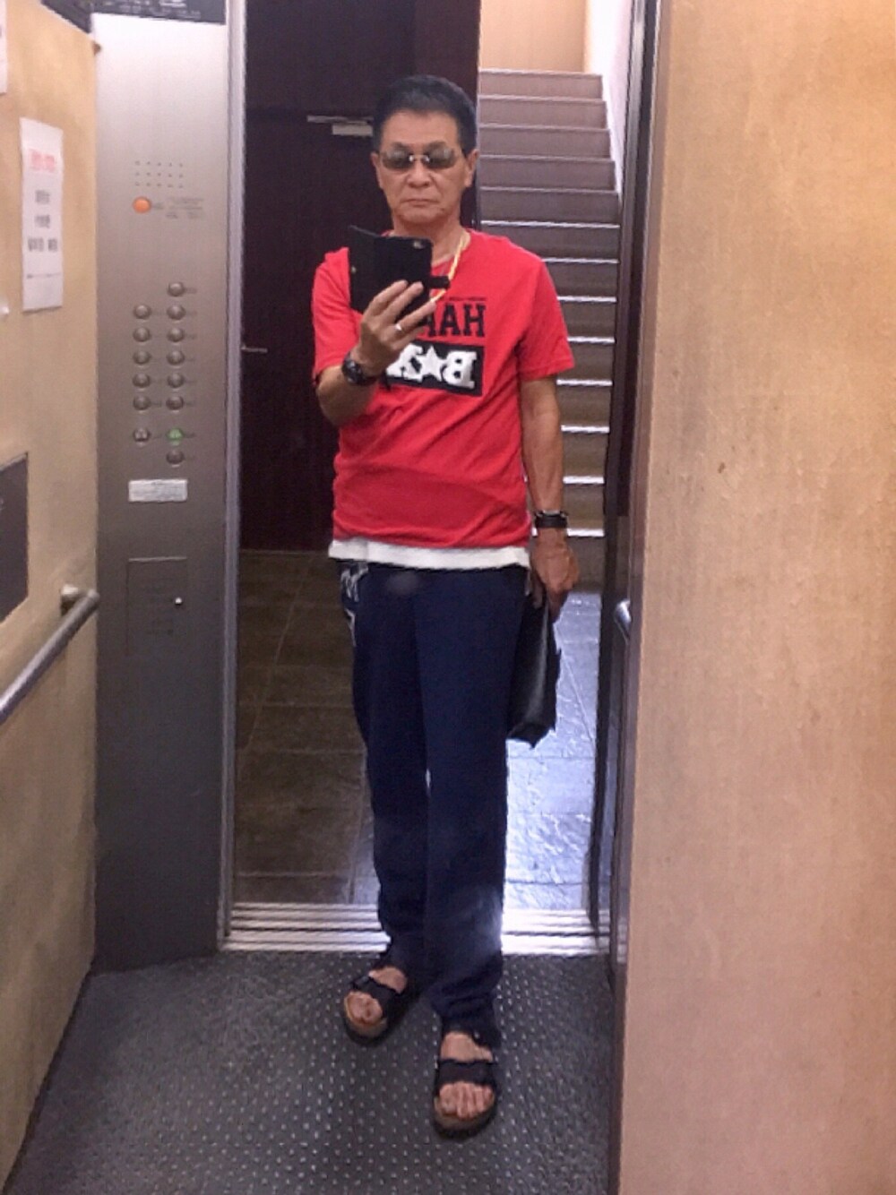 「レッド」｜「Abercrombie&Fitchのアバクロロゴマークスェットパンツ（その他パンツ、ブルー系）」を使った、K-Kenji⚾️さん（メンズ・174cm）の夏コーディネートの1枚目の写真