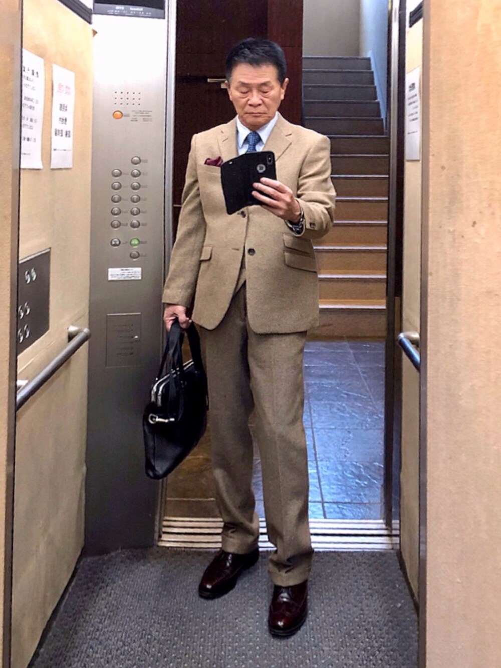 「セットアップ」｜「OXFORD CLASSICの英国調 OXFORD CLASSIC  起毛 ヘリンボーン スリーピーススーツ チェンジポケット/段返茶 （セットアップ、ブラウン系）」を使った、K-Kenji⚾️さん（メンズ・174cm）の冬コーディネートの1枚目の写真