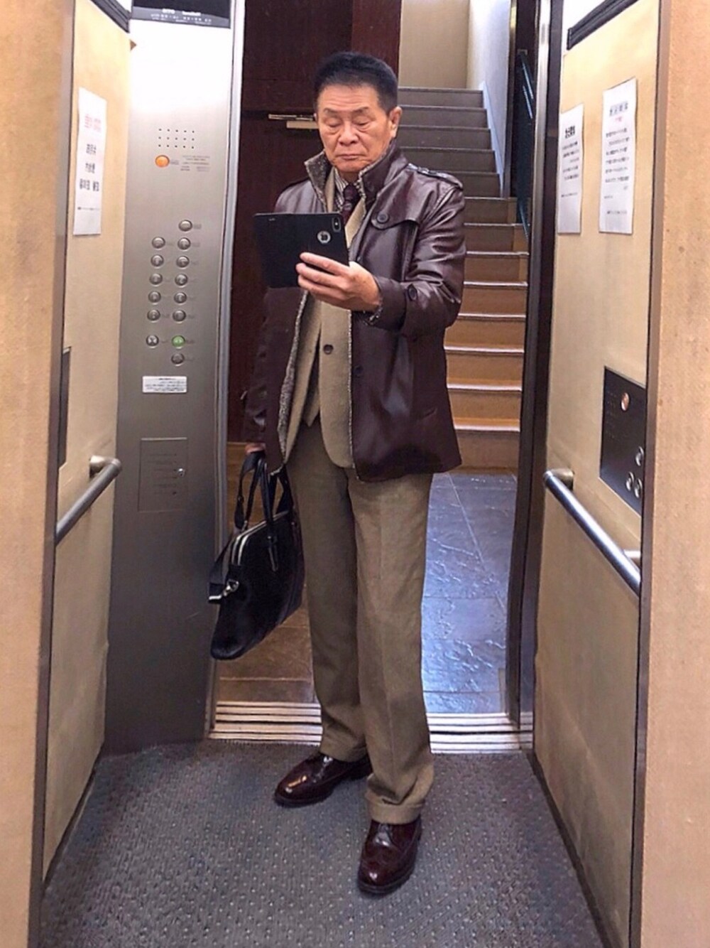 「ビジネススタイル」｜「D'URBANのD'URBAN ダーバン ギンガムチェック柄スナップダウンシャツL茶（シャツ/ブラウス、ブラウン系）」を使った、K-Kenji⚾️さん（メンズ・174cm）の冬コーディネートの1枚目の写真