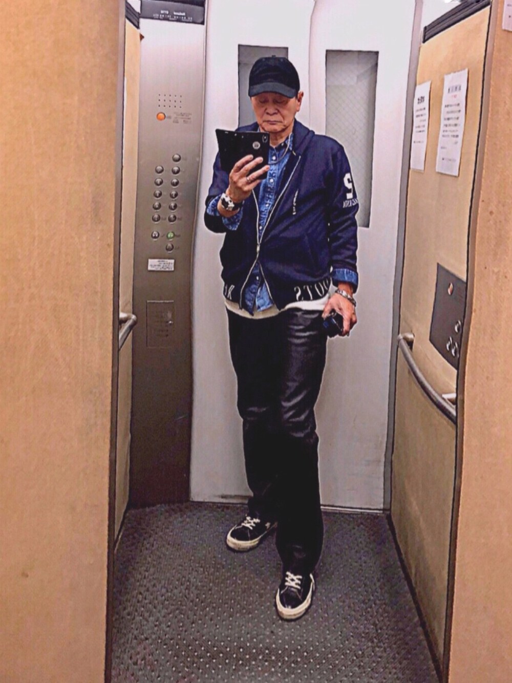 「レザーパンツ」｜「WEGOのWEGO/ワッフルタンクトップ（タンクトップ、ホワイト系）」を使った、K-Kenji⚾️さん（メンズ・174cm）の冬コーディネートの1枚目の写真
