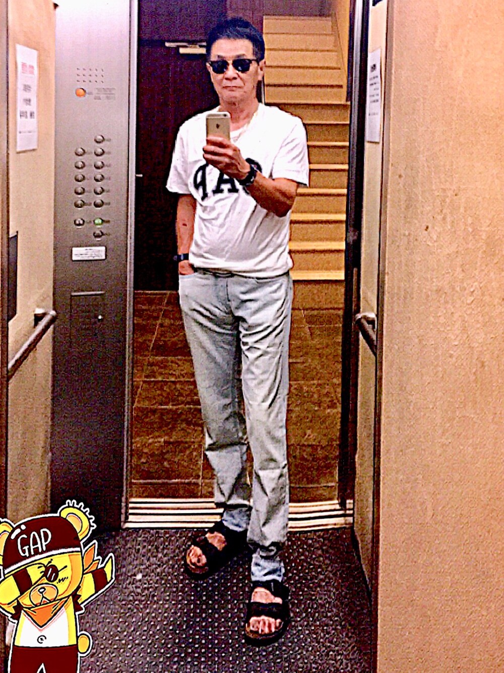 「夏デニム」｜「GAPのロゴアップリケ（Tシャツ/カットソー、ホワイト系）」を使った、K-Kenji⚾️さん（メンズ・174cm）の夏コーディネートの1枚目の写真