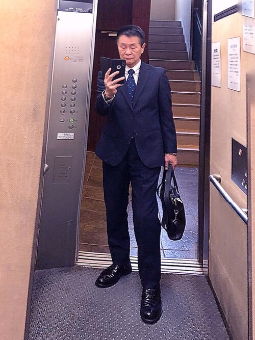 K-Kenji⚾️使用「HIROKO KOSHINO（オルタネート ストライプ ノッチトラペル スーツ）」的時尚穿搭