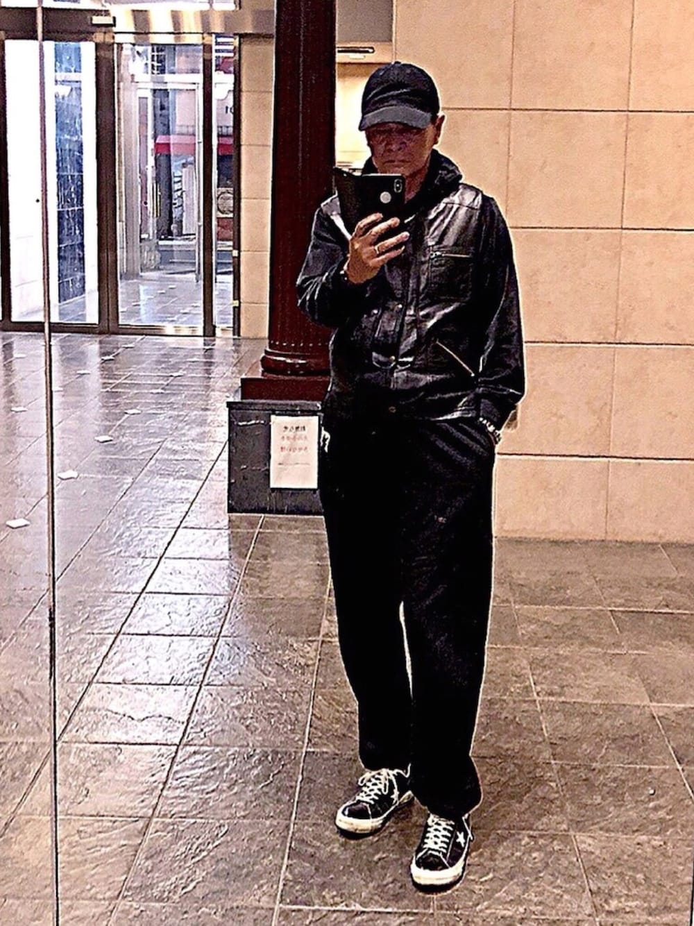 「ブラックコーデ」｜「FATのUJOGGER（その他パンツ、ブラック系）」を使った、K-Kenji⚾️さん（メンズ・174cm）の冬コーディネートの1枚目の写真