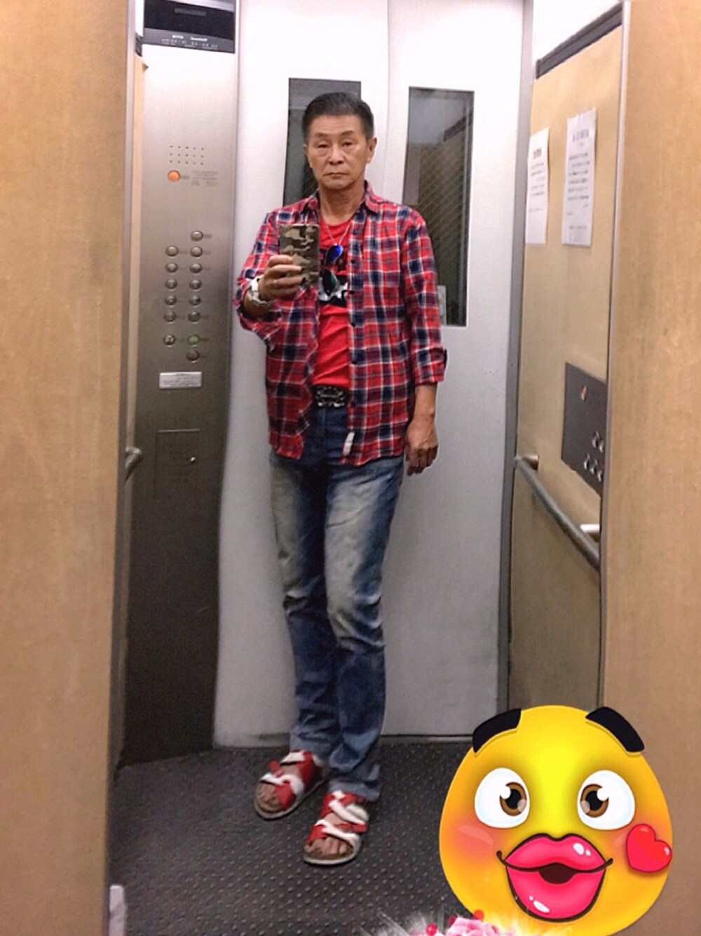 「ネルシャツチェック、ウォッシュデニム」｜「TEEBOXの未販売TEEBOX**メンズ ロゴ スリムTシャツ春夏 XL/T215（Tシャツ/カットソー、レッド系）」を使った、K-Kenji⚾️さん（メンズ・174cm）の秋コーディネートの1枚目の写真