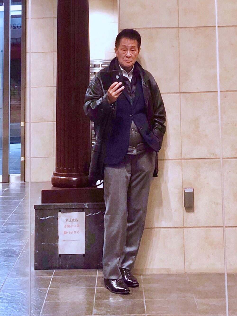 「レザーコート」｜「DoCLASSEのプレミアムウール トラウザー（スラックス、グレー系）」を使った、K-Kenji⚾️さん（メンズ・174cm）の冬コーディネートの1枚目の写真