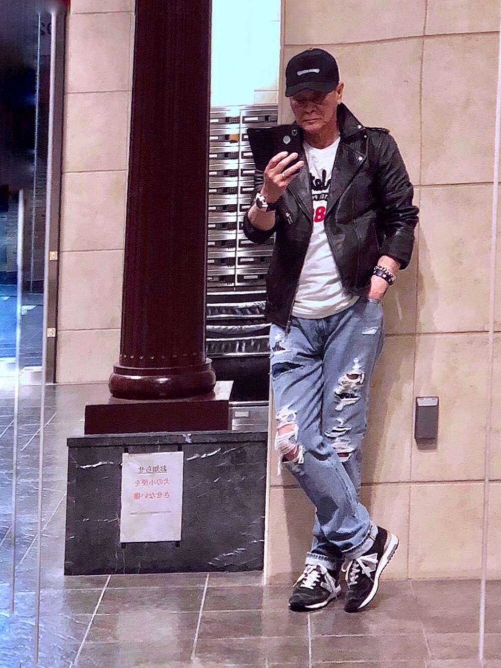 「クラッシュデニム」｜「Abercrombie&FitchのAbercrombie RippedBandanaスリムストレートジーンズ（デニムパンツ、ブルー系）」を使った、K-Kenji⚾️さん（メンズ・174cm）の春コーディネートの1枚目の写真