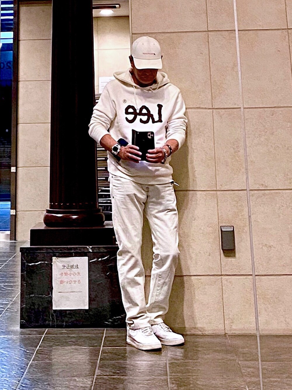 「Leeの【ユニセックス】起毛Leeロゴ　プリントパーカー（パーカー、ホワイト系）」を使った、K-Kenji⚾️さん（メンズ・174cm）の秋コーディネートの1枚目の写真
