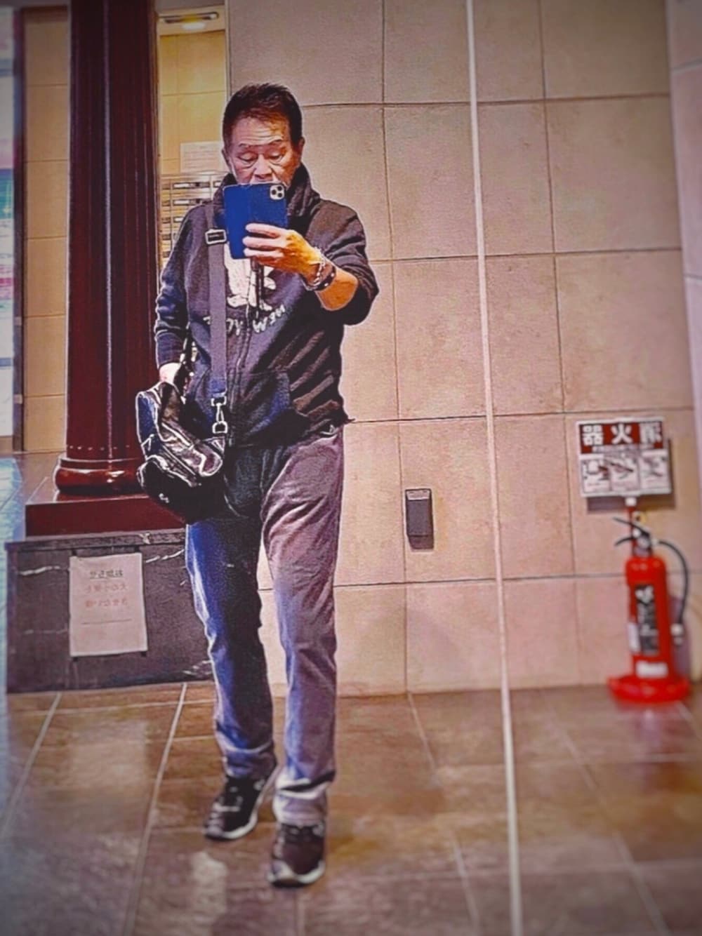 「American Eagleのアイテム（パーカー、ブラック系）」を使った、K-Kenji⚾️さん（メンズ・174cm）の秋コーディネートの1枚目の写真