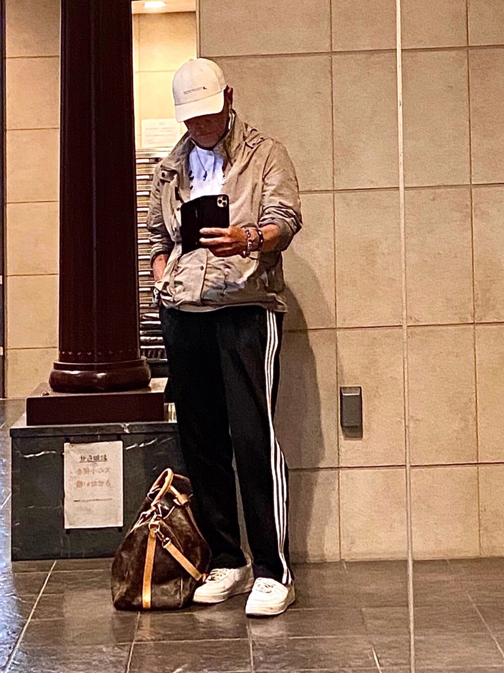 「adidasのスリーストラップ レギュラーフィット（パンツ、ブラック系）」を使った、K-Kenji⚾️さん（メンズ・174cm）の春コーディネートの1枚目の写真