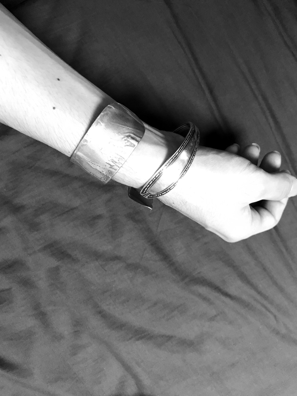 「MARGIELA、バングル、Maison Martin Margiela、gaby、休日スタイル、シンプル、おしゃれさんと繋がりたい、今日のコーデ、シルバーアクセサリー」｜「gabyのアイテム（バングル/リストバンド、シルバー系）」を使った、konさん（メンズ・177cm）の夏コーディネートの1枚目の写真