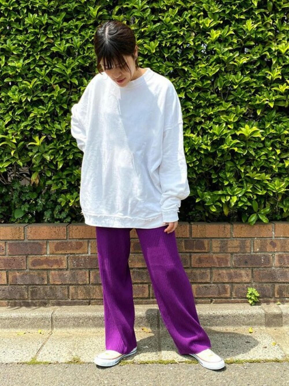 「コンバース、ストリート、BEAMS、メンズライク、白スニーカー、ネオンカラー、パープル、夏セールで買いました、ビームスドット、beamsdot」｜「BeAMS DOTの【WEB限定】BeAMS DOT / ベーシック ビッグ スウェット（スウェット、ホワイト系）」を使った、BeAMS DOTさん（レディース・160cm）の夏コーディネートの1枚目の写真