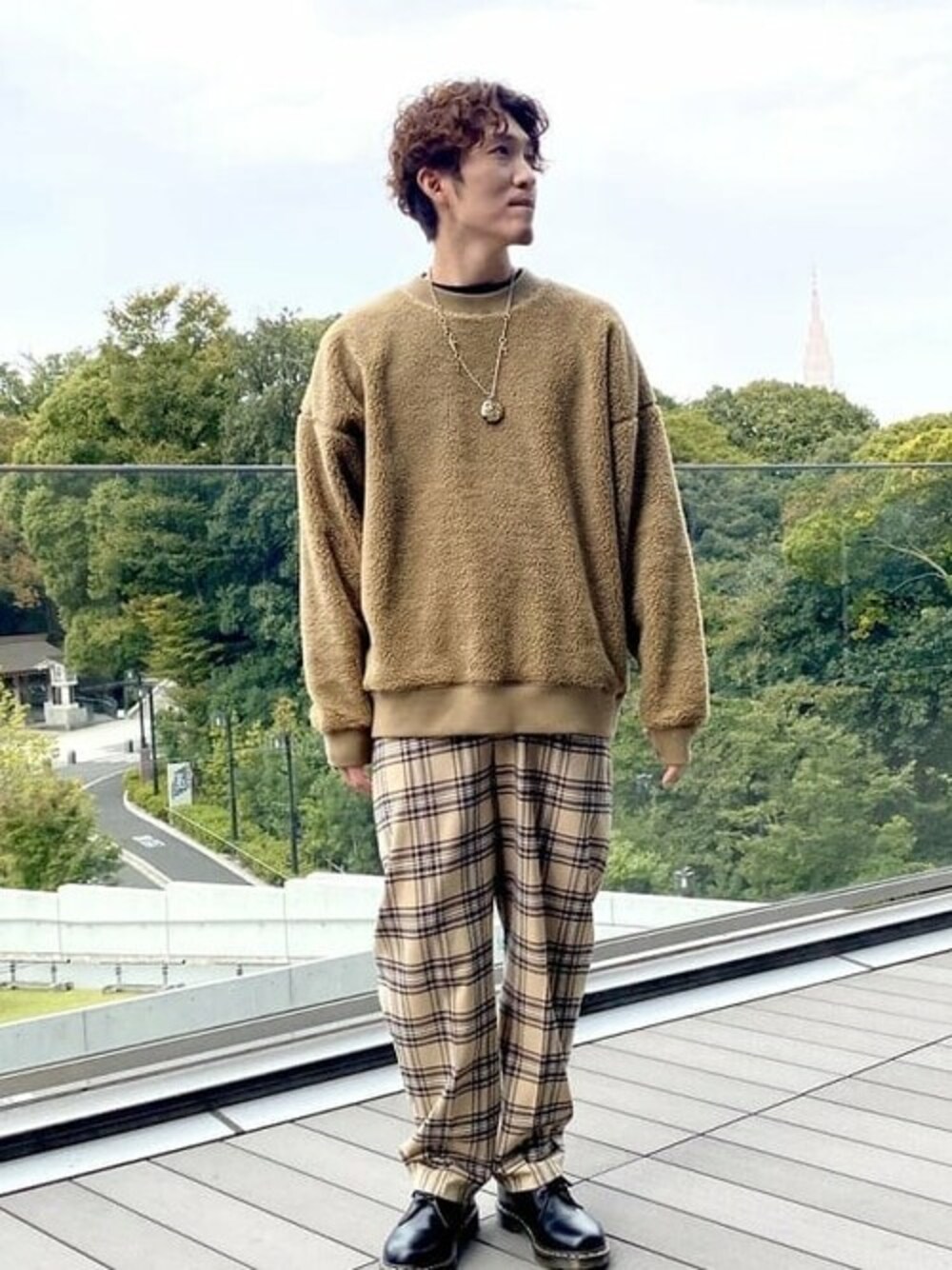 「ボア、BEAMS、チェックパンツ、ブラウン、プチプラ、ゆるコーデ、淡色コーデ、チェック柄に恋してる、ビームスドット、beamsdot」｜「BeAMS DOTの【WEB限定】BeAMS DOT / フリース ビッグプルオーバー（スウェット、ベージュ系）」を使った、BeAMS DOTさん（メンズ・180cm）の秋コーディネートの1枚目の写真