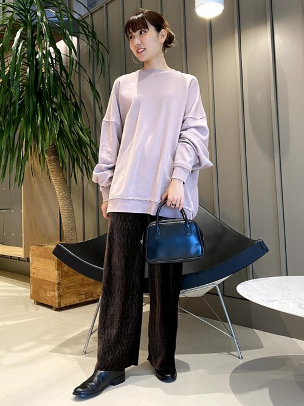 「スウェット、BEAMS、プチプラ、ベロア、ビームス、Ray BEAMS、レイビームス、ベロアパンツ、ビームスドット、beamsdot」｜「BeAMS DOTの【WEB限定】BeAMS DOT / クラッシュベロア イージーワイドパンツ（その他パンツ、ブラウン系）」を使った、BeAMS DOTさん（レディース・158cm）の冬コーディネートの1枚目の写真