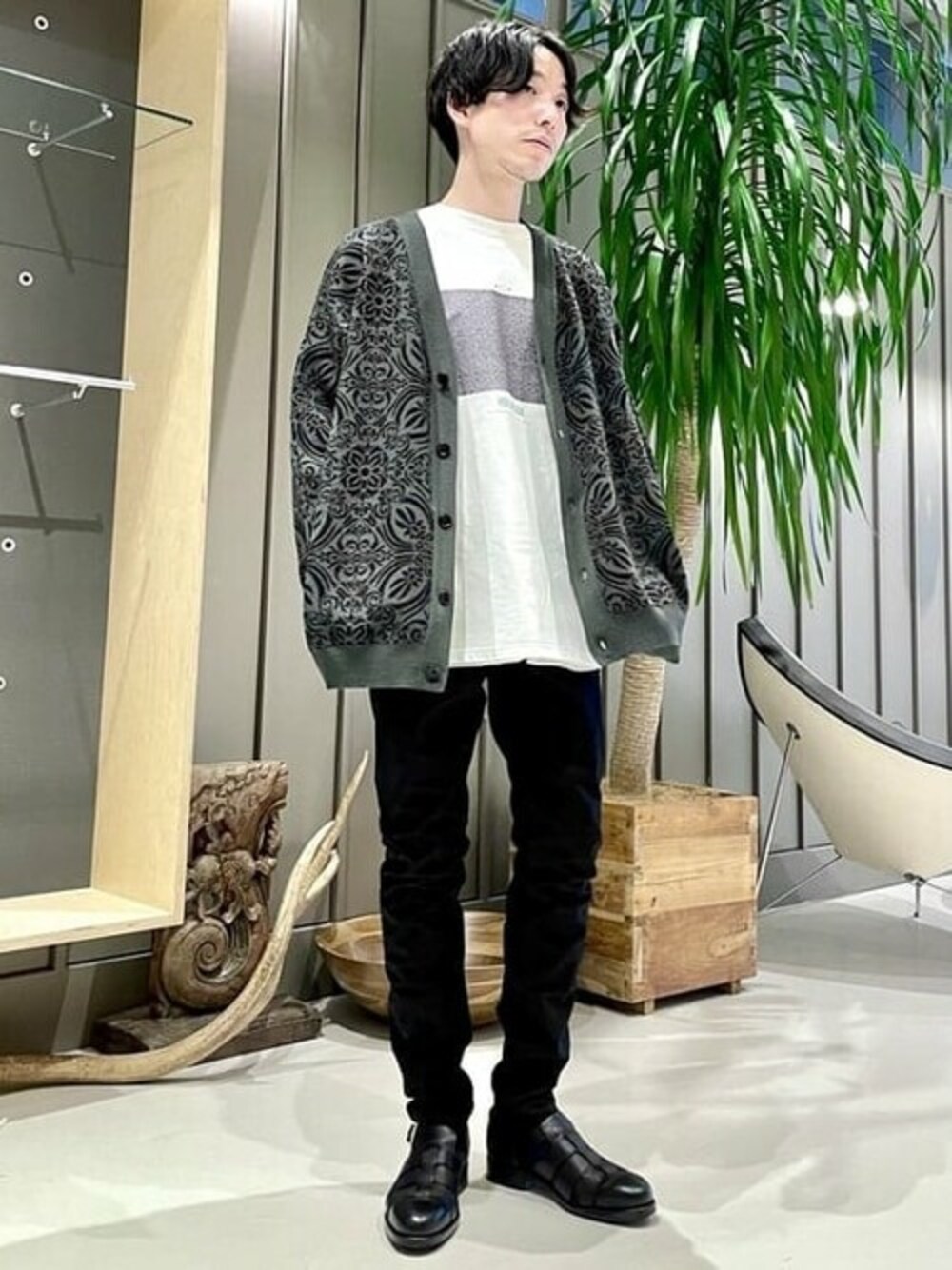 ブラック系のカーディガン/ボレロ、その他のTシャツ/カットソー、ブラック系のその他パンツを着用したメンズの冬コーディネートの1枚目の写真
