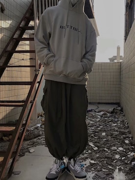 「AIR JORDAN（エアジョーダン）のアイテム（シューズ、シルバー系）」を使った、折原临也さん（メンズ・168cm）の秋コーディネート