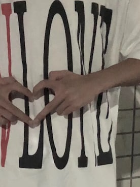 「VLONE（ヴィーロン）のアイテム（Tシャツ/カットソー、ホワイト系）」を使った、折原临也さん（メンズ・168cm）の秋コーディネート