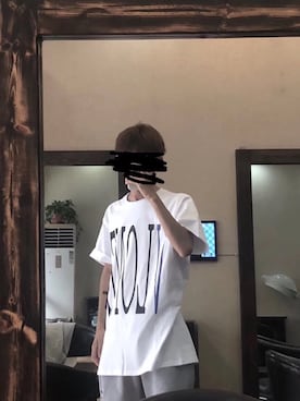 「VLONE（ヴィーロン）のアイテム（トップス、ホワイト系）」を使った、折原临也さん（メンズ・168cm）の秋コーディネート