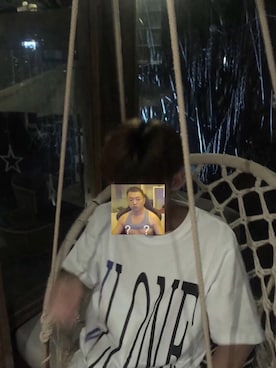 「VLONE（ヴィーロン）のアイテム（トップス、ホワイト系）」を使った、折原临也さん（メンズ・168cm）の秋コーディネート