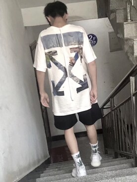 「off white（オフホワイト）のアイテム（トップス、ホワイト系）」を使った、折原临也さん（メンズ・168cm）の秋コーディネート